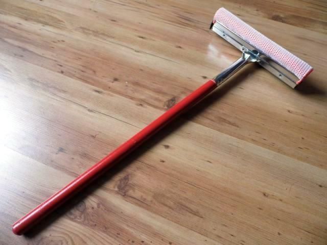 Image of Szélvédő mosó, fa nyelű, rövid (IT11165)