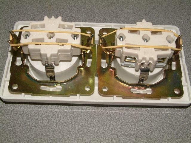 Image of Electrical Outlet *wall-mount* double (IT2030)