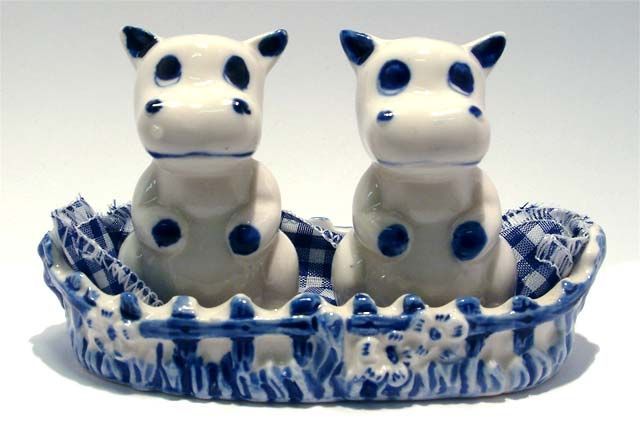 Image of Ceramic Salt and Pepper Shaker 2-set *Cow* (IT4937)