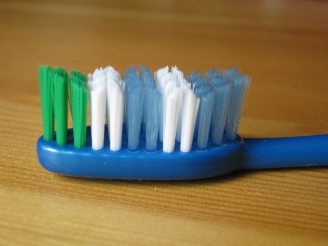Image of Colgate Deluxe toothbrush *Simple* (IT7150)