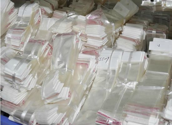 Image of Műanyag csomagoló fólia öntapadós zárral 150x100mm (lyukkal) (IT9905)