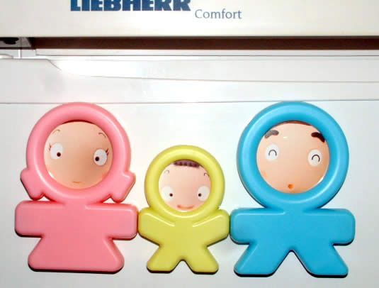 Image of Plastic Photo Frame *Refrigerator Magnet* Family (IT3182)
