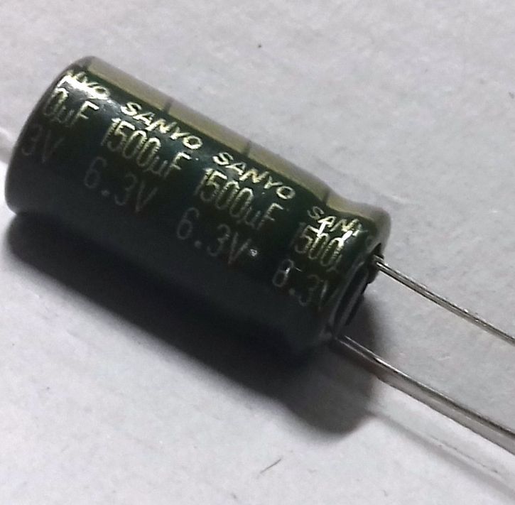 Image of Elektronikai alkatrész *Elektrolit kondenzátor* (ELKO) 1500uF 6v3 105C 10mm x 21mm 5mm (IT13947)